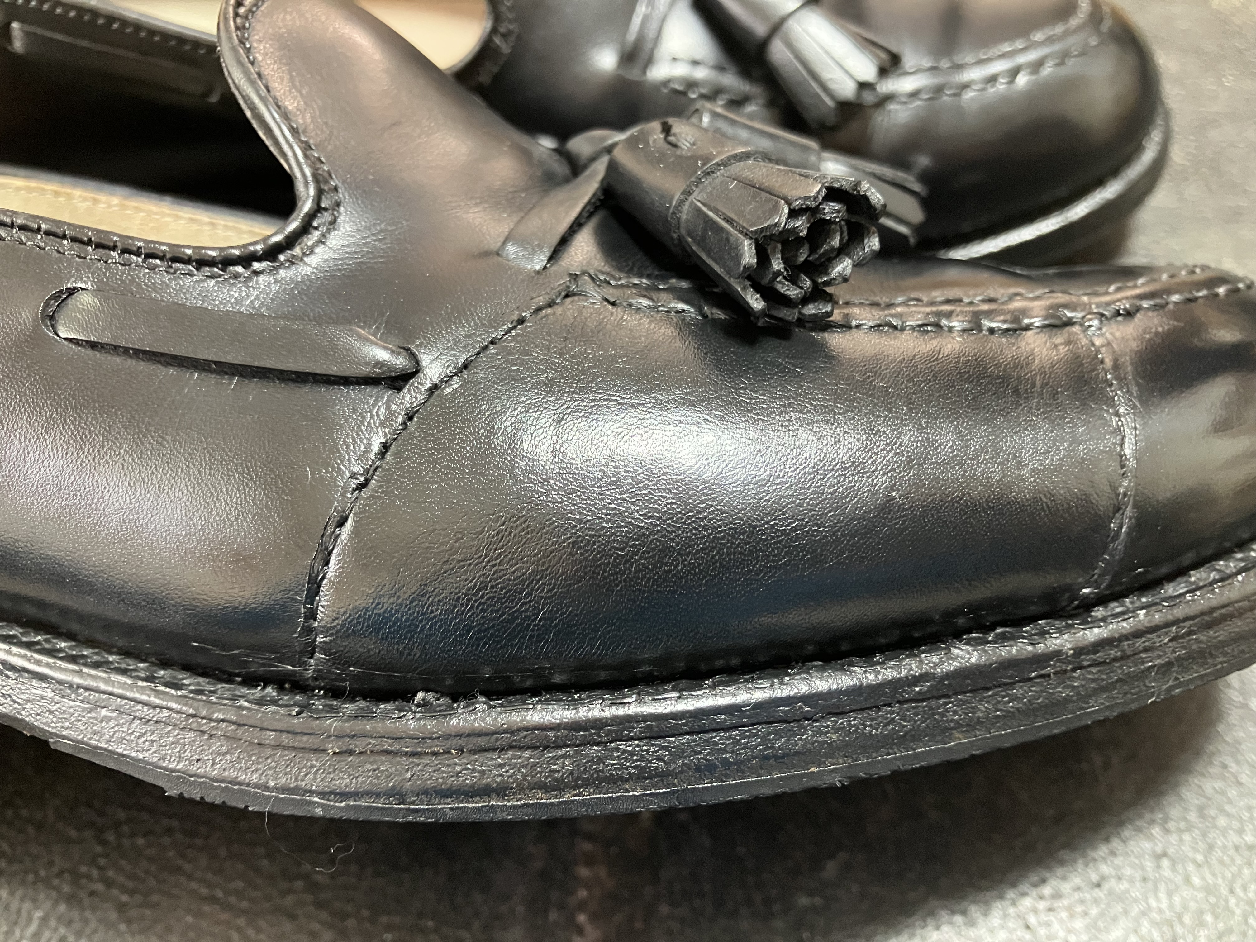 ひび割れ箇所に革当て補強した革靴の右足側面