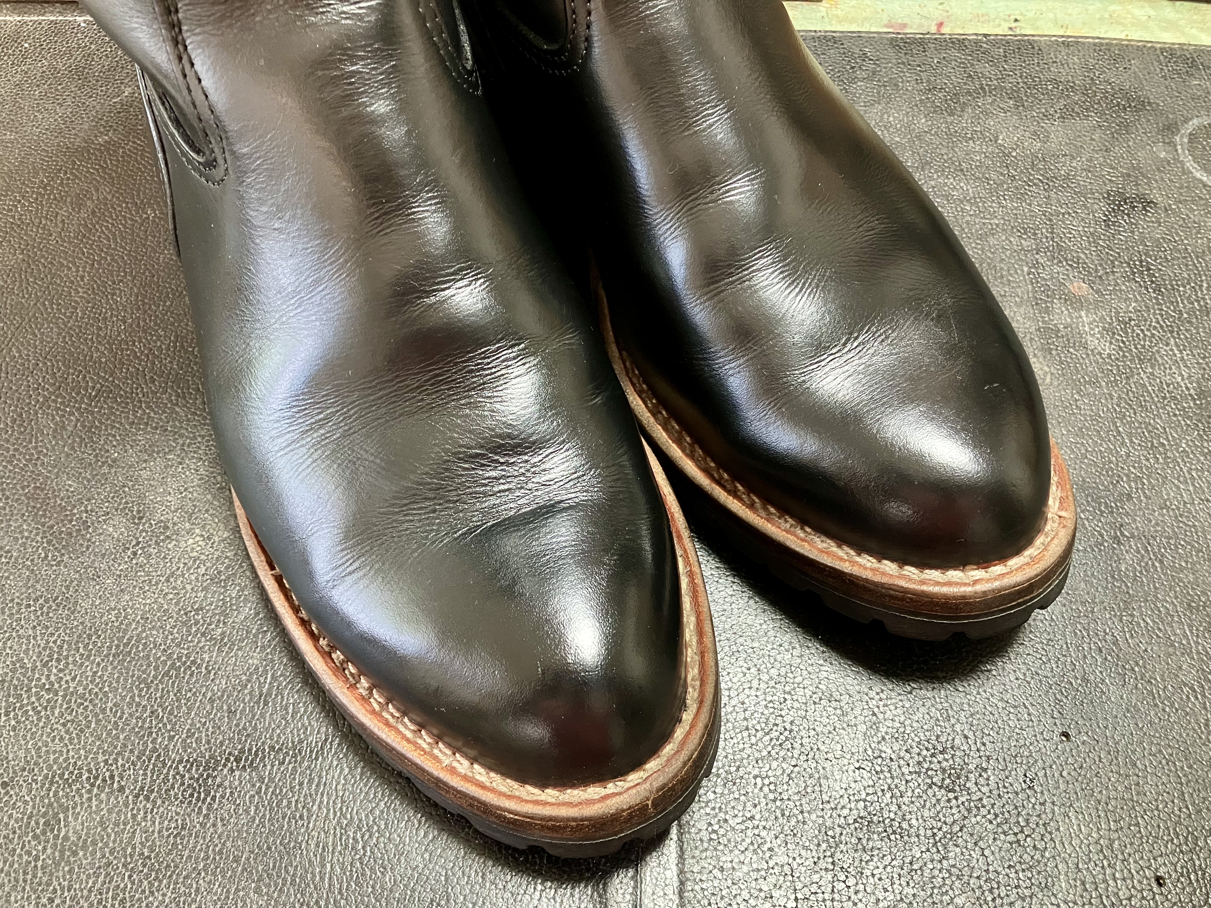 黒染めしたオイルドレザー、ペコスブーツのつま先