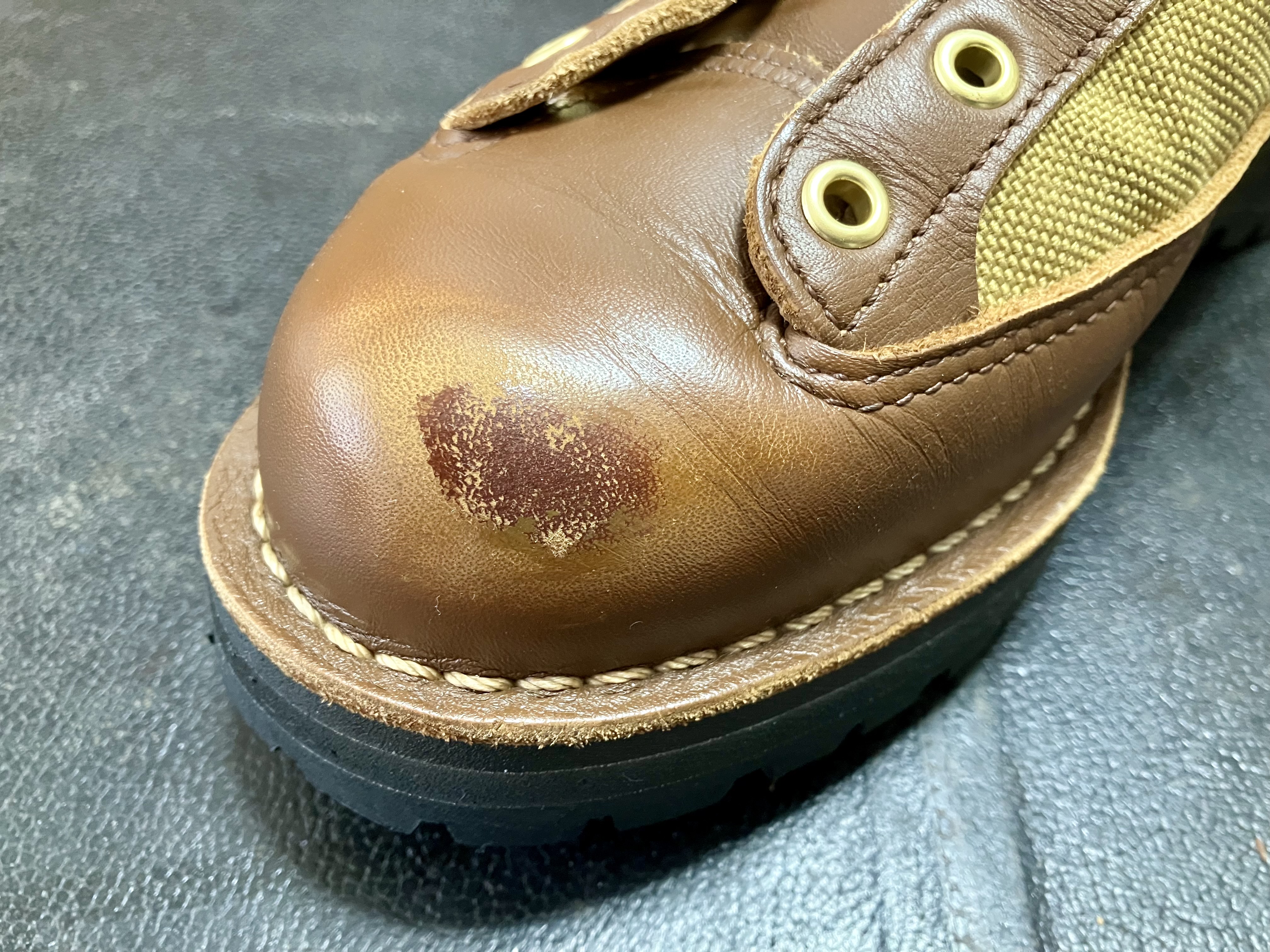 つま先にキズ、黒ずみが目立つワークブーツ