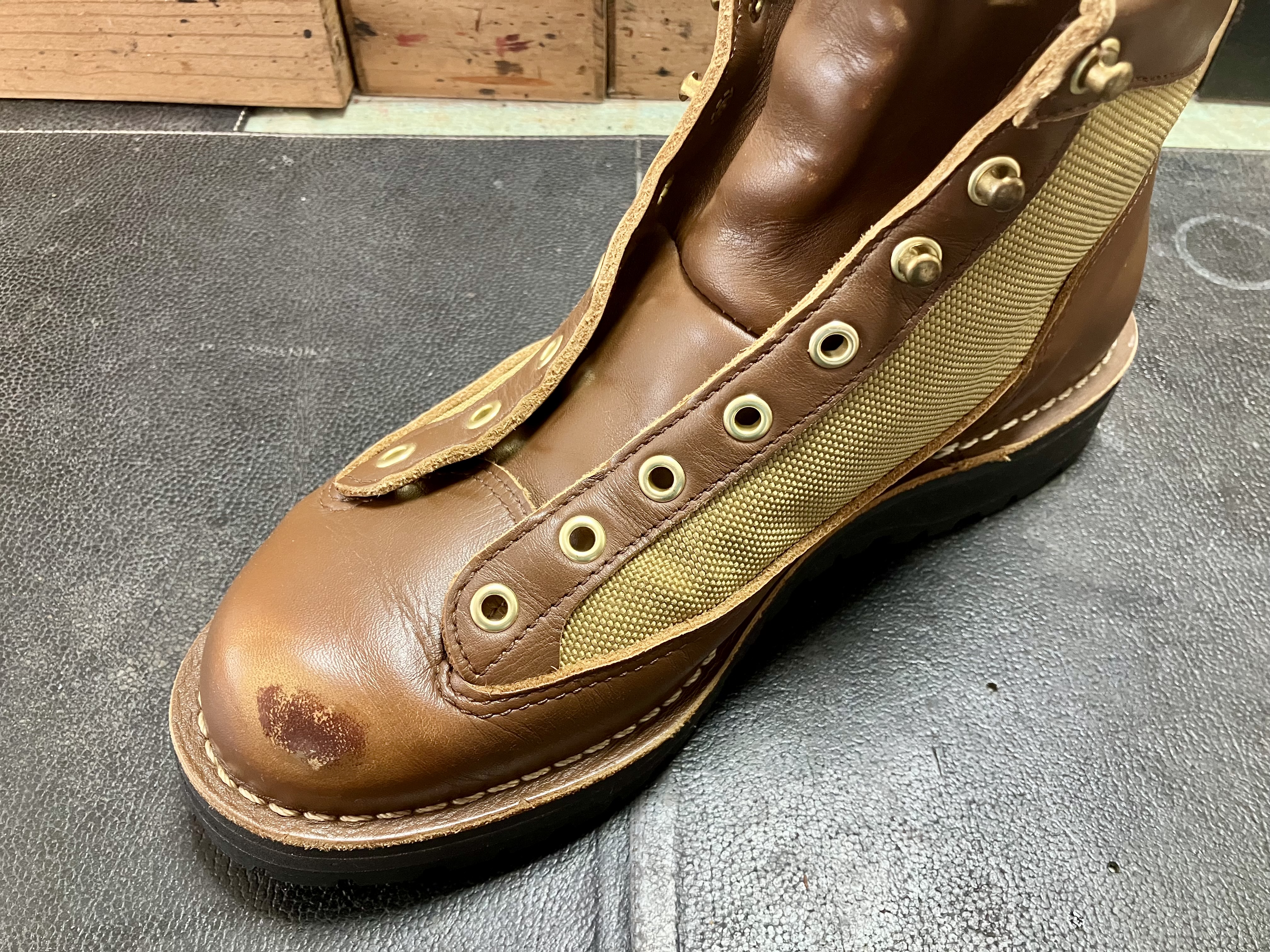 つま先にキズ、黒ずみが目立つダナーライト