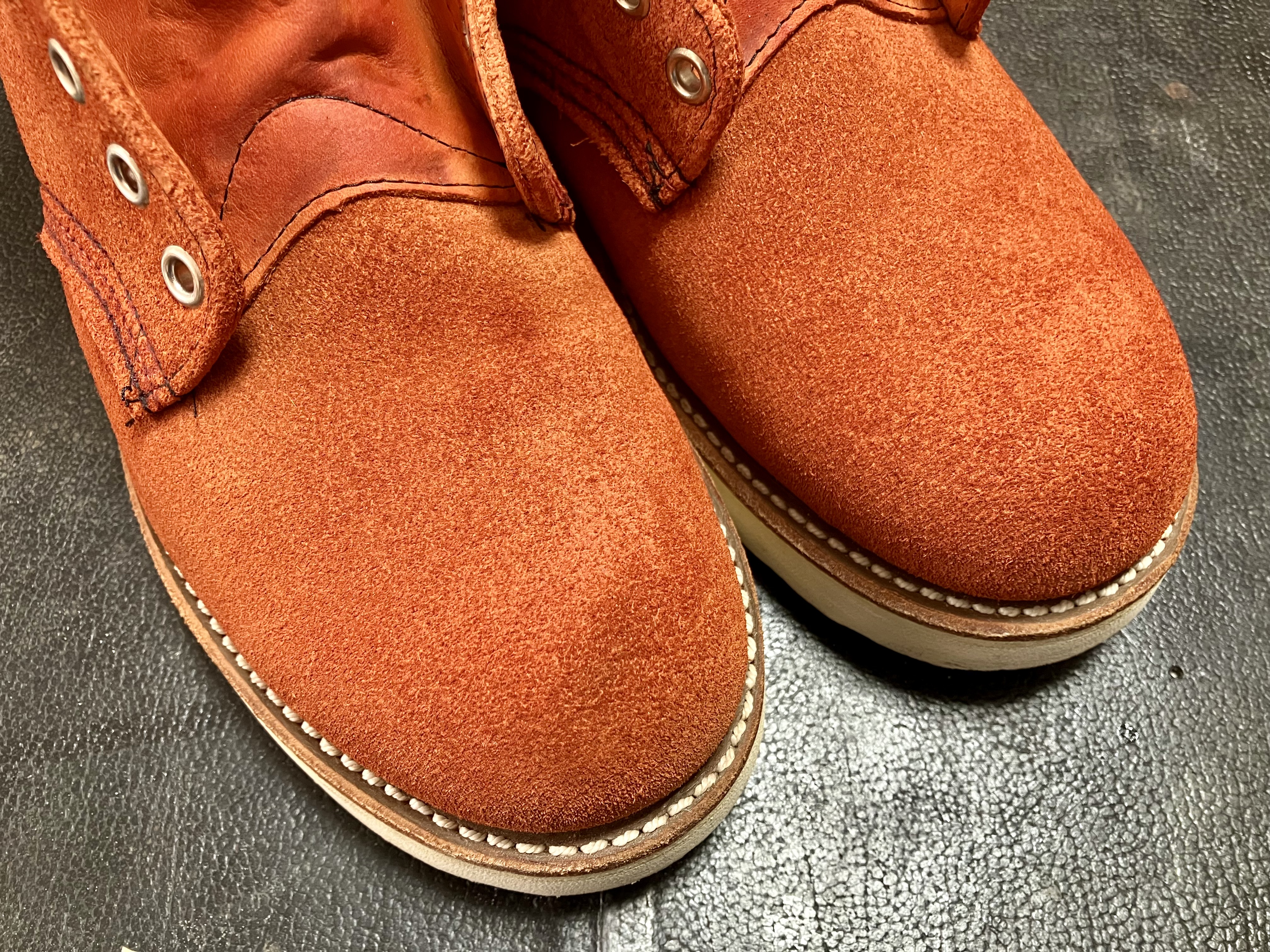 スエード、ラフアウトレザーを染め替えしたレッドウィング