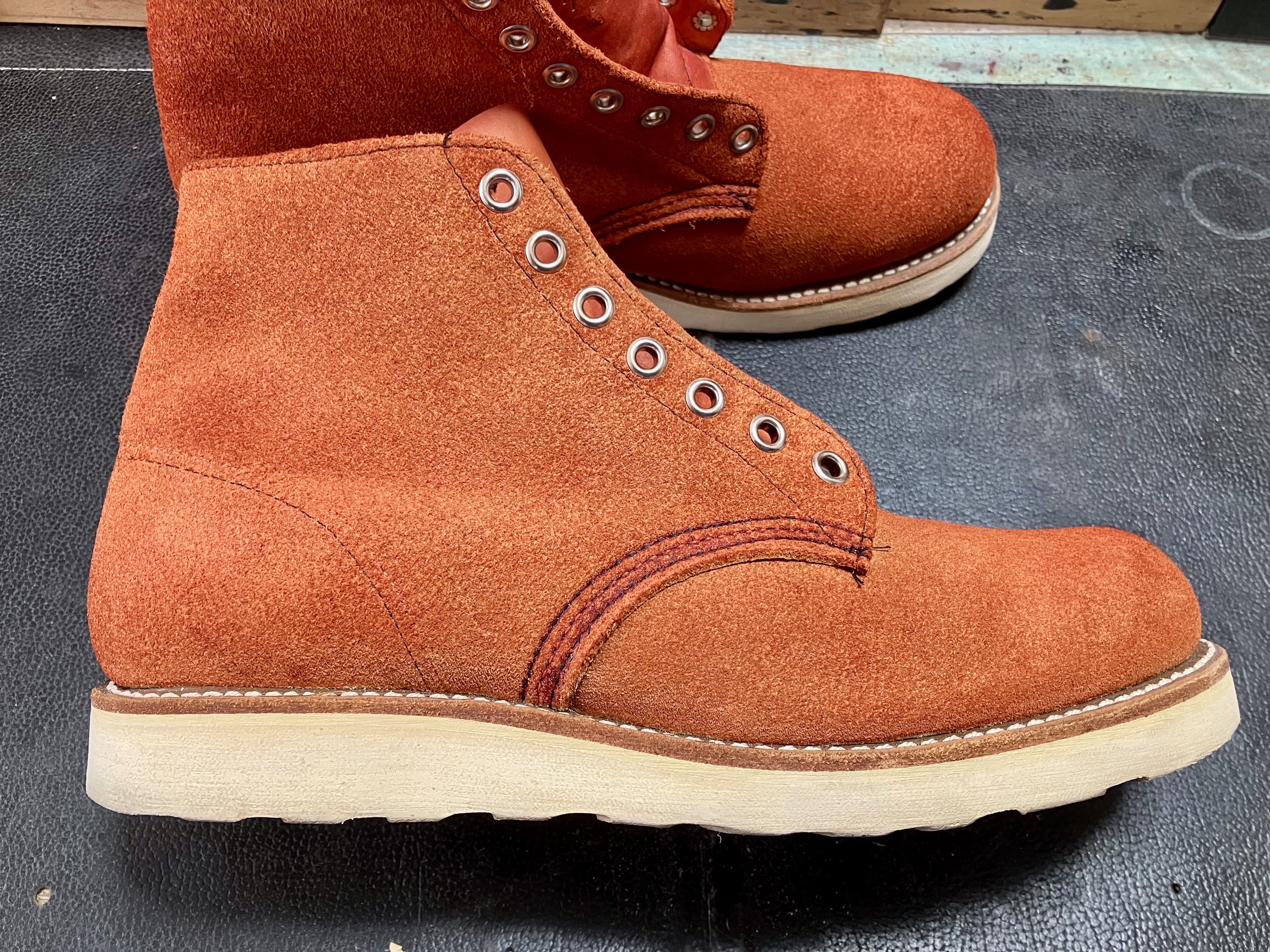 オレンジに染め替えしたスエードブーツ側面