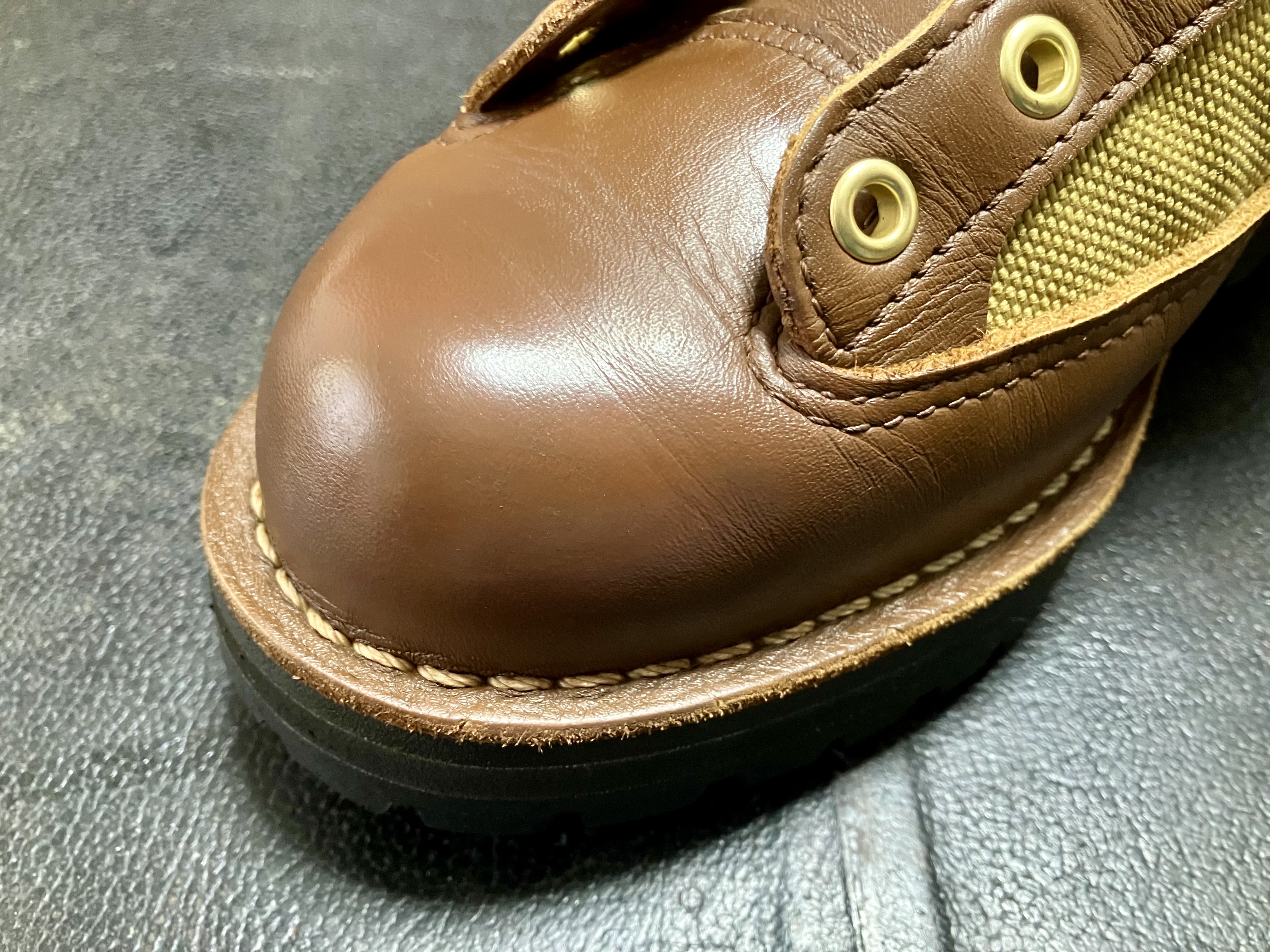 つま先のキズ直しをしたダナーライト